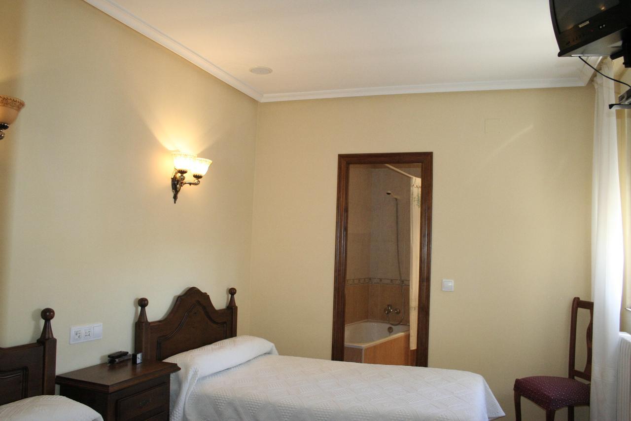 Hostal Restaurante Raton Paredes de Nava Екстер'єр фото