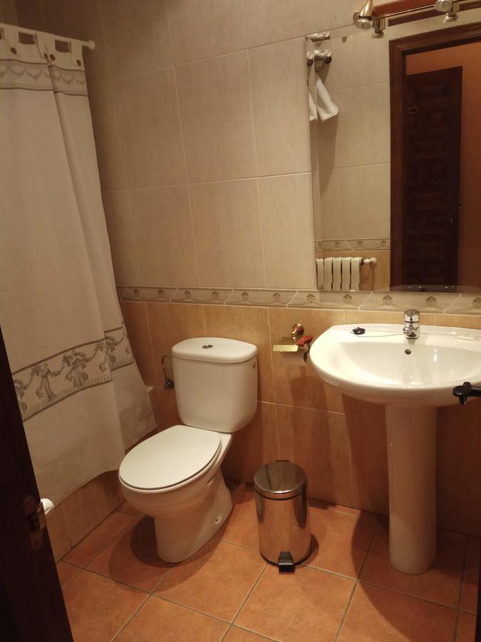 Hostal Restaurante Raton Paredes de Nava Екстер'єр фото